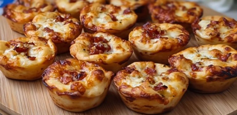 Kdo říká, že pizza nemůže být mini a zábavná? 🍕✨ Tyto rozkošné mini pizzy s tekutým těstem jsou ideální pro pohodový večer doma nebo jako rychlá svačinka s rodinou. Připravte se na to, že si je můžete obložit svými oblíbenými ingrediencemi!