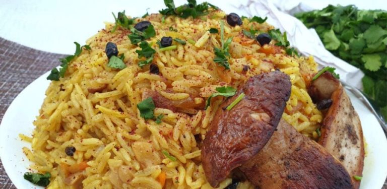 Půstový pilaf s houbami. Jednoduchý recept, který sníte do posledního zrnka…