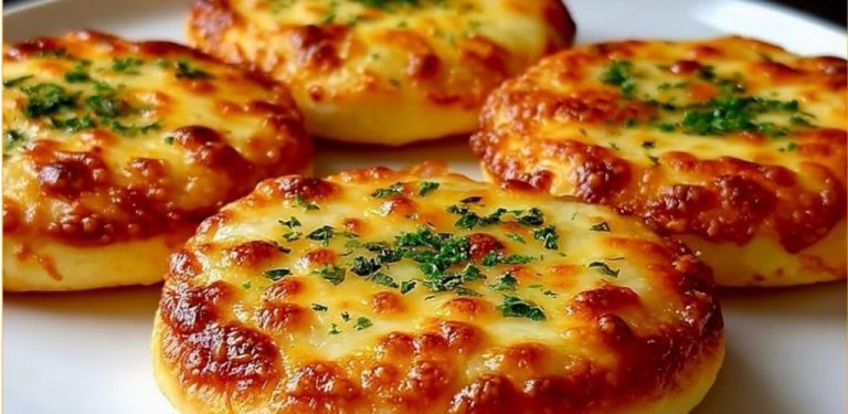 Mini bramborové pizzy mají v sobě něco neodolatelně uklidňujícího a navíc se velmi snadno připravují bez použití droždí! Malá porce je ideální jako svačina nebo k společnému posezení a jejich příprava zabere jen chvilku. U nás doma nikdy dlouho nevydrží!