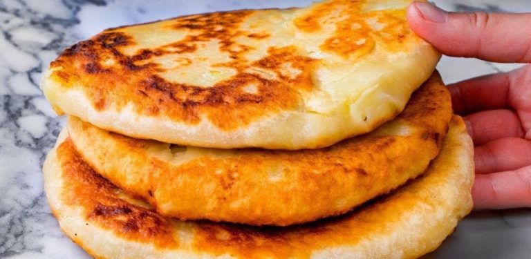 Postní bramborové placky s česnekovým mujdeiem – jednoduchý recept krok za krokem