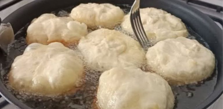 Koblihy z bramborového vývaru – lehké, nadýchané a bez zbytečného tuku! 😍 Tento recept je opravdový poklad! Díky bramborovému vývaru jsou koblihy neuvěřitelně měkké, nevstřebávají zbytečný tuk a prostě se rozplývají na jazyku!