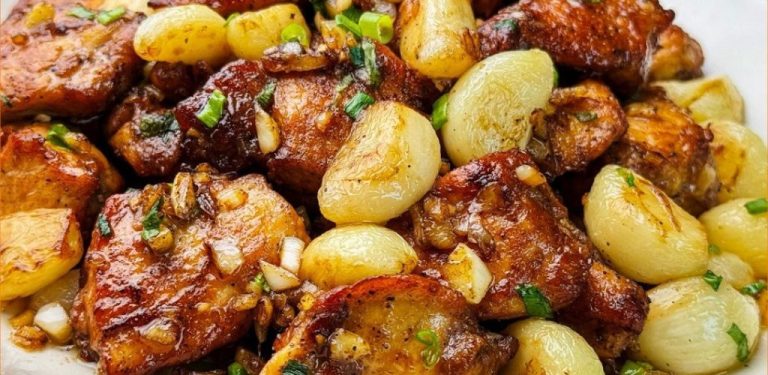 Tato kuřecí prsa jsou šťavnatá a podávaná s neodolatelnou omáčkou z pánve, kterou budete chtít nalít na všechno.
