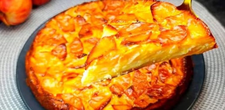 Tento jablečný koláč je opravdovým objevem pro milovníky pečení. Minimální množství cukru, spousta šťavnatých jablek a těsto, které se připraví během několika minut!