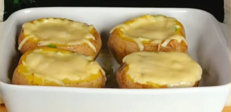 Křupavé brambory pečené v troubě + perfektně upečené vejce navrchu… ano, je to tak úžasné, jak to zní.