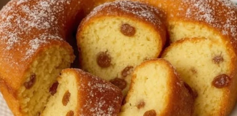 Tenhle koláč je prostě láska na první lžíci! Peču ho každý víkend a nikdy mě neomrzí