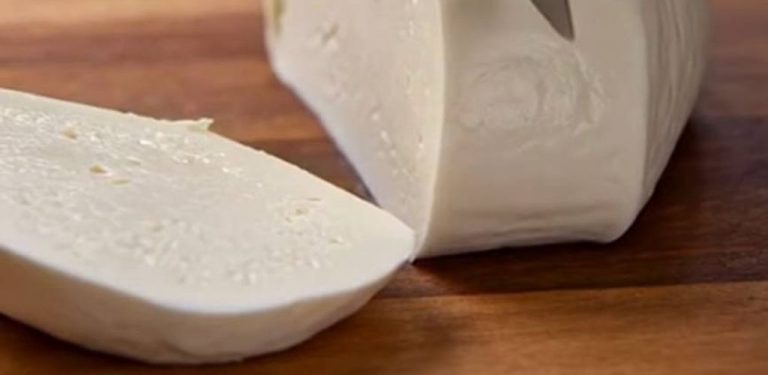 Jak snadno vyrobit domácí sýr – stačí 3 ingredience a 1 litr mléka! 🧀😱