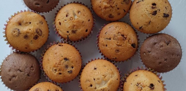 Domácí čokoládové muffiny, které zvládne každý – vláčné, nadýchané a plné chuti!