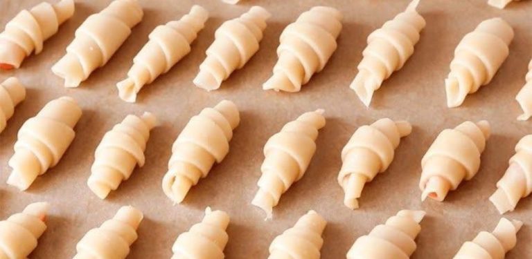 Vezmu minerálku, 3 lžíce rostlinného oleje a za 5 minut upeču křehké rohlíčky s marmeládou. Bez vajec a bez mléka.