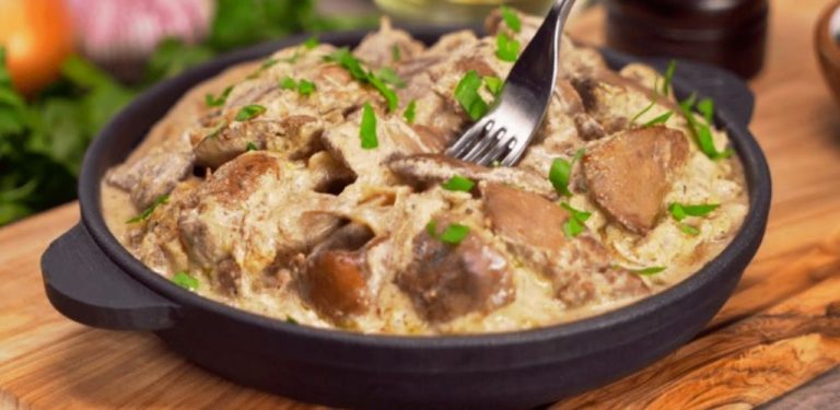 Jednoduchý recept na přípravu kuřecích jater ve smetanové omáčce. Tato pochoutka se hodí k jakékoli příloze