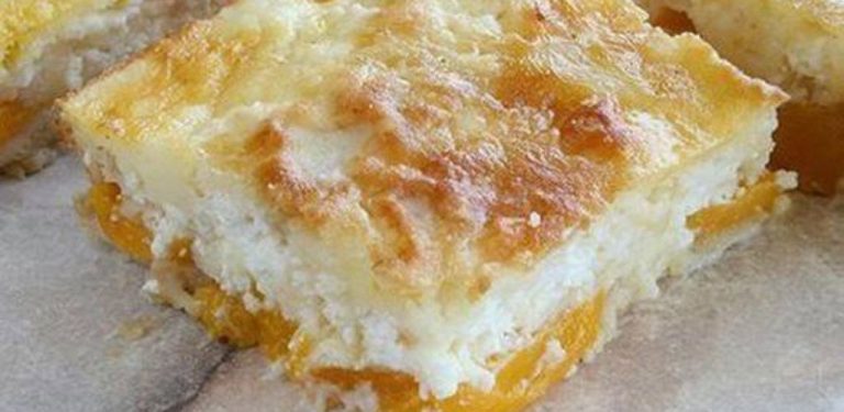 Tvarohový koláč: Není třeba hnětet, stačí ingredience vrstvit na plech