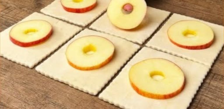 Pokud máte listové těsto a dvě jablka, tady je náš oblíbený rodinný recept! Je hotový za pouhých 10 minut!