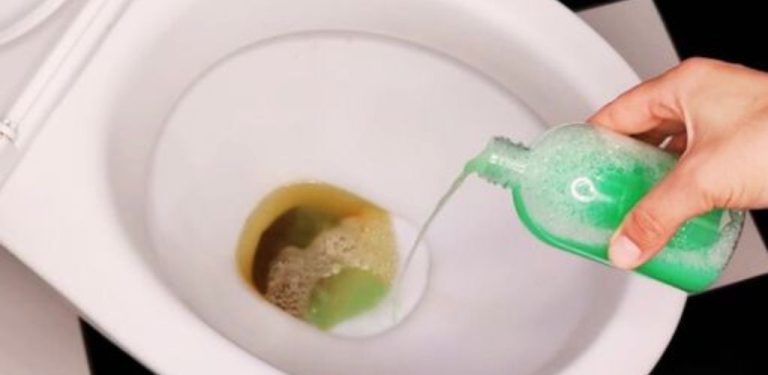 Zářivě bílá toaleta! Nalijte tento přípravek a zmizí i silná vrstva ošklivého vodního kamene