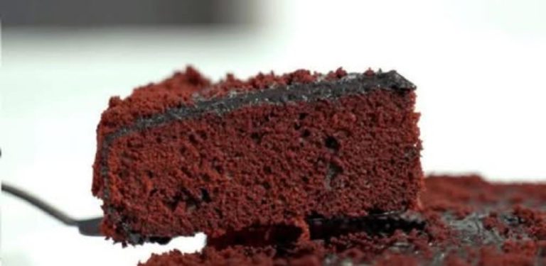 Dokonalý čokoládový piškot se připravuje pouze ze 4 ingrediencí. Připravíte ho rychle a sníst ho lze během několika vteřin