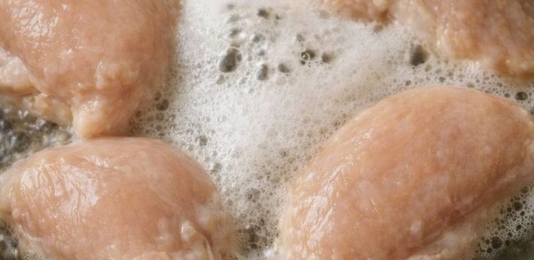Viděli jste to taky? Bílá pěna na kuřecím mase při vaření – co to vlastně je?