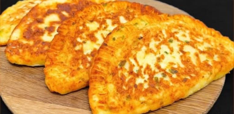 Křupavé zvenku, nadýchané uvnitř… tyhle bramborové placky jsou přesně ten recept, u kterého si řeknete: „Proč jsem je nezačal(a) dělat dřív?“