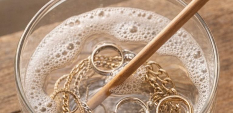 Průvodce výrobou domácího čisticího prostředku na šperky