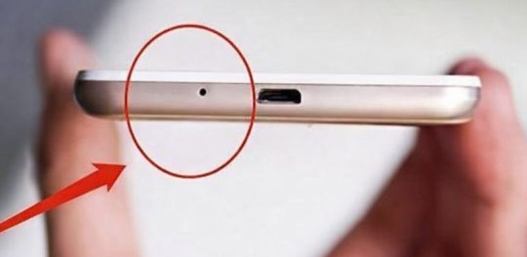 K čemu slouží ten malý otvor ve spodní části telefonu?