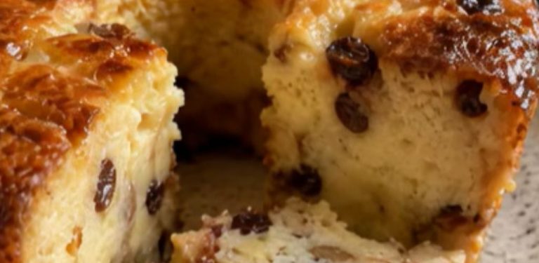 Jak připravit chlebový pudink s karamelem a rozinkami – babiččin recept!