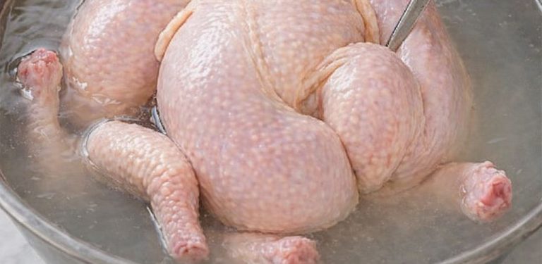 Jak zbavit kuře z supermarketu chemikálií: odhalení zaměstnance jatek