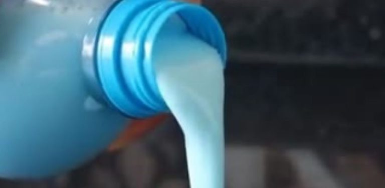 Jak si vyrobit tekuté prací mýdlo, které vydrží dlouho, pouze ze 3 ingrediencí – čistí a zjemňuje