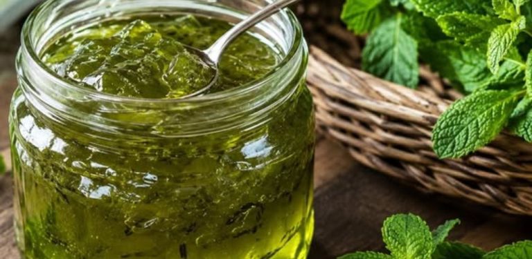 Dlouho jsem hledala ten správný recept na mátovou marmeládu – a konečně jsem ho našla! Teď ji vařím po desítkách sklenic: pro sebe, pro rodinu a dokonce i pro přátele