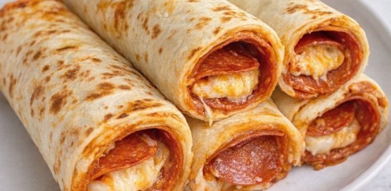 Tyhle pizza rolky jsou nebezpečně chutné – zvenku křupavé, uvnitř plné sýra… prostě se od nich nedá odtrhnout!
