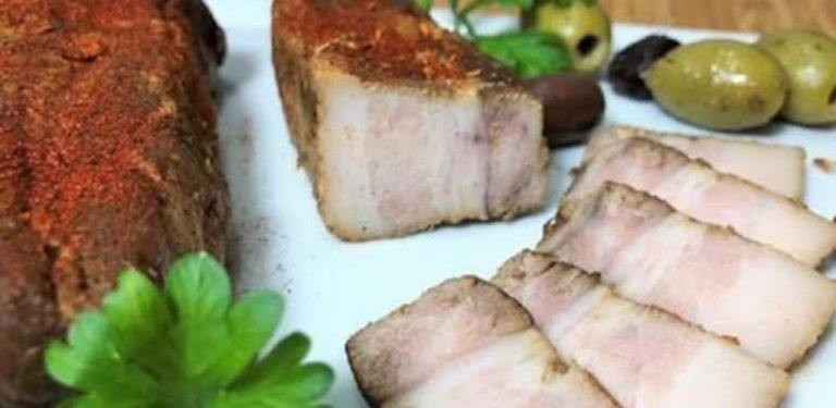 Vepřová žaludka (nebo slanina) zapečená v pikantní omáčce – vynikající předkrm, který se skvěle hodí na talíř s masovými pokrmy!