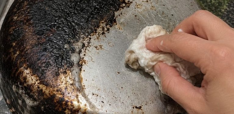 Jak opravit připálenou pánev pomocí velmi jednoduchého domácího triku
