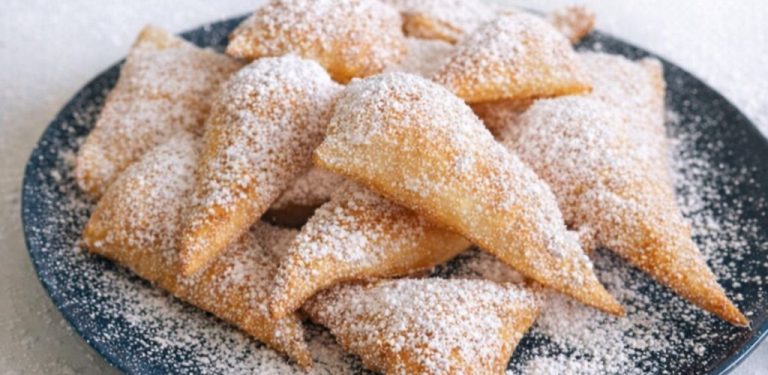 Zvenku křupavé, uvnitř měkké – a ten jemný moučkový cukr navrchu…