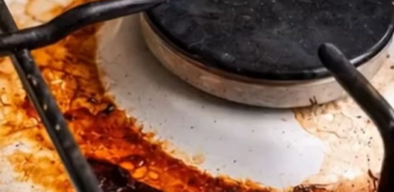 Ani ocet, ani jedlá soda. Jak snadno a bez námahy vyčistit varné desky v kuchyni