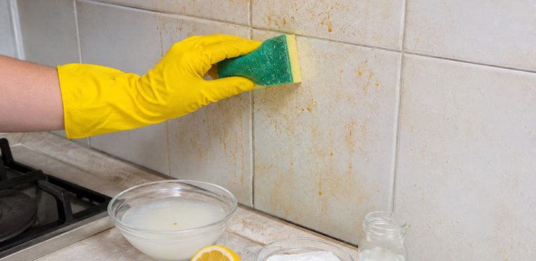 Mastnota na kuchyňských obkladech? Tenhle jednoduchý domácí trik mi pomáhá odstranit i zaschlou špínu bez agresivní chemie