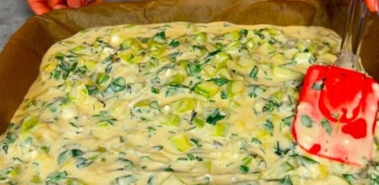 Moje snacha tenhle koláč zbožňuje! V sezóně cuket ho peču pořád a vřele vám ho doporučuji! Ještě mě ani jednou nezklamal. Je rychlý na přípravu, překvapivě sytý a velmi chutný. Když je sezóna cuket v plném proudu, je to můj jednoznačný favorit