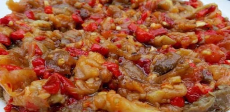 Lilky po turecku – Budete potřebovat 1 kg lilků, 500 g rajčat, 500 g paprik, 2 střední cibule, 3 stroužky česneku, sůl a olej