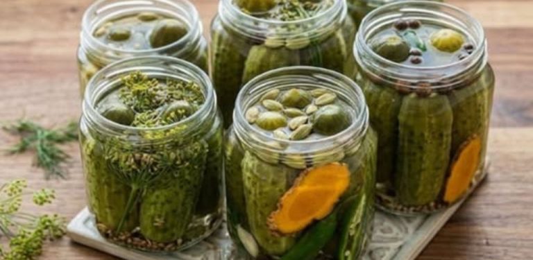 Okurky nakládané ve studené slanici – tradiční recept bez octa s autentickou letní chutí….