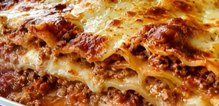 Jak připravit domácí lasagne s vrstvami masa, omáčky a roztaveného sýra