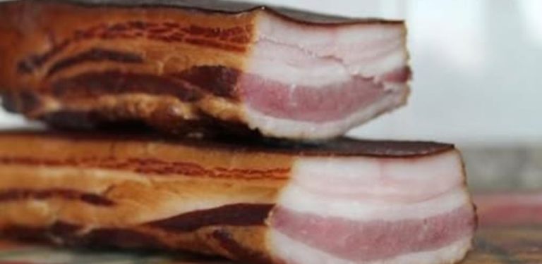 Marinovaný slanina se podobá uzené slanině.