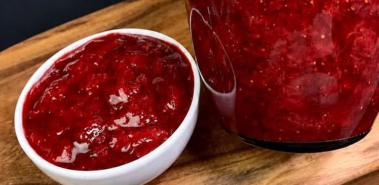 Povím vám, jak připravuji dokonalý jahodový džem – sytý, hustý a voňavý, bez želatiny a jakýchkoli zahušťovadel! Tajemství spočívá v jednoduchém triku, který zdaleka ne všechny hospodyňky znají, a výsledek je takový, že se to ani zdaleka nepodobá tomu z obchodu.