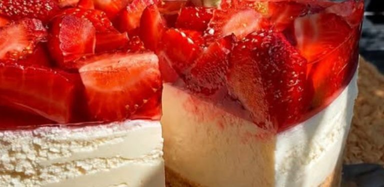 Vždycky jsem si myslela, že přípravu efektního cheesecaku je zdlouhavá, složitá a nutně vyžaduje použití trouby. Až dokud jsem nevyzkoušela tento recept bez pečení. Je jemný jako obláček, rozplývá se v ústech a vypadá, jako by ho přinesli z drahé kavárny!