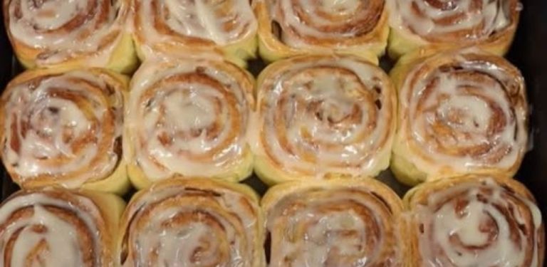 Cinnabon s jablky, skořicí a sladkou polevou. Těsto je měkké a nadýchané