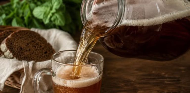 Pravý domácí kvas – jako kdysi ze sudu: osvěžující nápoj s výraznou chlebovou chutí. Jednoduchý recept na 3litrovou sklenici