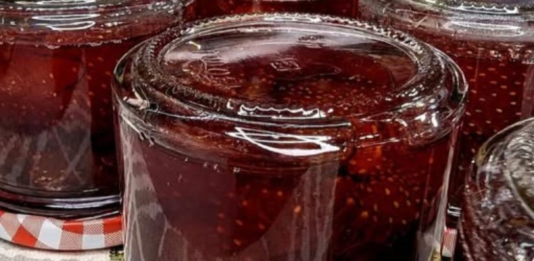 Jahodovou marmeládu vařím výhradně podle tohoto receptu – a nikdy jsem toho nelitovala! Tajemství spočívá v tom, že bobule se nerozvaří na kaši, ale zůstanou celé a pevné, jako by byly právě utržené ze záhonu.