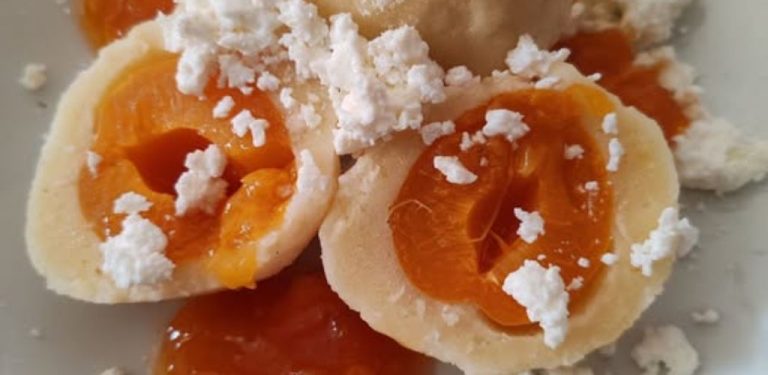 Meruňkové knedlíky z tvarohového těsta: recept, který u nás mizí z talíře ještě dřív, než stačí vychladnout