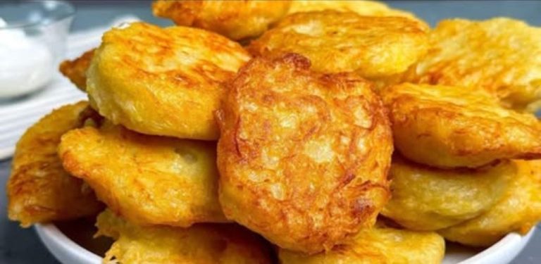 Křupavé bramborové placičky z kynutého těsta: jednoduchý a chutný recept