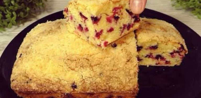 Rychlý koláč s mraženým ovocem: jednoduchý recept ke kávě i čaji