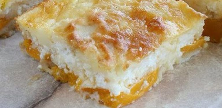 Sypaný tvarohový koláč s broskvemi – bez hnětení těsta, jednoduchý a krásně vláčný