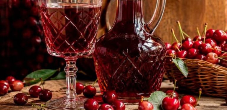 Zasypala jsem třešně cukrem a na pár týdnů na ně zapomněla. Domácí třešňový likér podle starého rodinného receptu