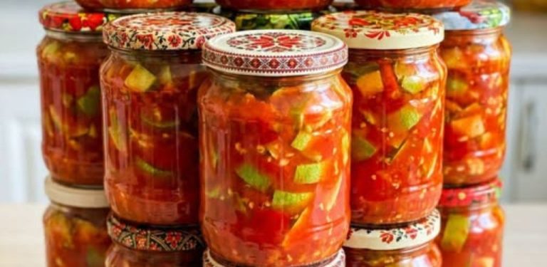 Pikantní cuketový salát na zimu. Oblíbená domácí zavařenina s rajčaty, paprikou a česnekem