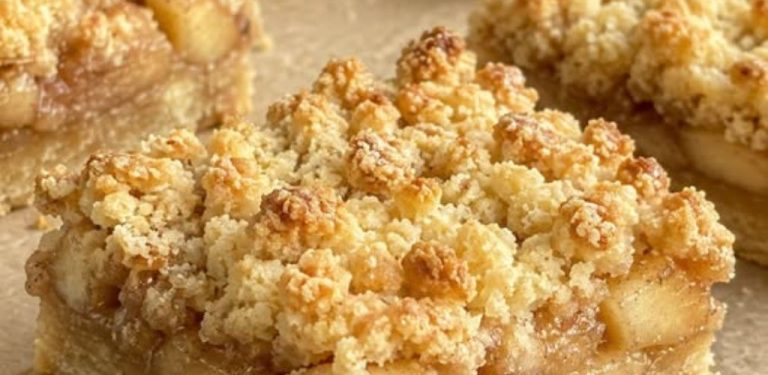 Křehké jablečné řezy s křupavou drobenkou! Domácí moučník, který nikdy nezklame