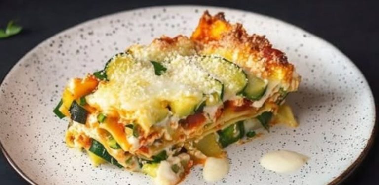 Zapečená cuketa s tvarohem a česnekovo-jogurtovou omáčkou. Letní recept, který u nás mizí ze stolu jako první