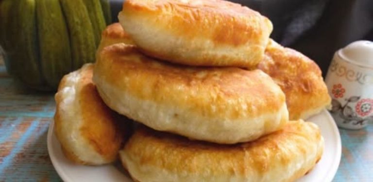 Smažené pirožky s bramborovou kaší a kyselými okurkami. Křupavé zvenku, vláčné uvnitř a s náplní, která příjemně překvapí